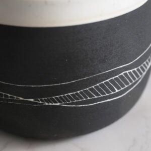 zoom tasse céramique, porcelaine, peinte en noir Horizon